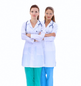 两位年轻的女医生，站在医院