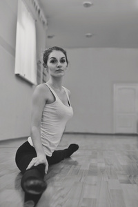 适合年轻女性在健身室做伸展运动