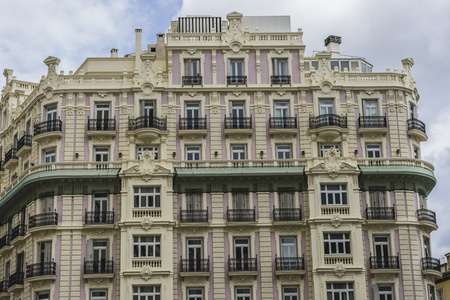 建筑物在马德里的街道上