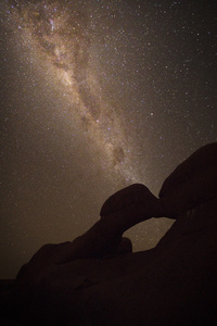 银河 Spitzkoppe 岩石弓上