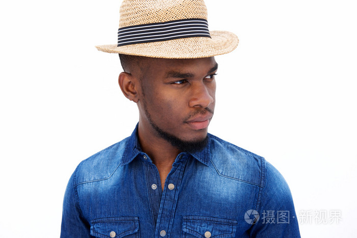 很酷的年轻黑人家伙戴着帽子