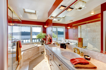 红色和大型豪华主浴室配有 gla 的大理石室内