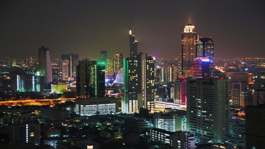 城市上空的夜天空