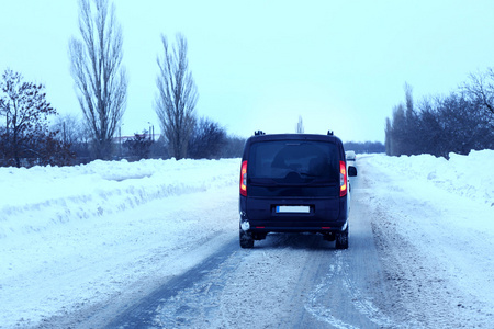 在雪道上驾驶的车