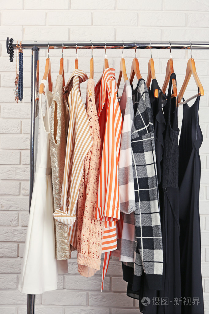 女性衣服挂集合