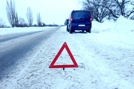 白雪皑皑的冬季道路室外的红色三角形汽车故障