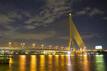 在曼谷和 Chopraya 河，泰国拉玛八世大桥夜景