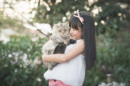 亚洲女孩抱着可爱的波斯猫