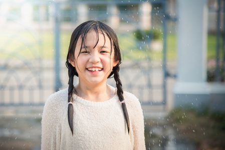 亚洲女孩很高兴与雨