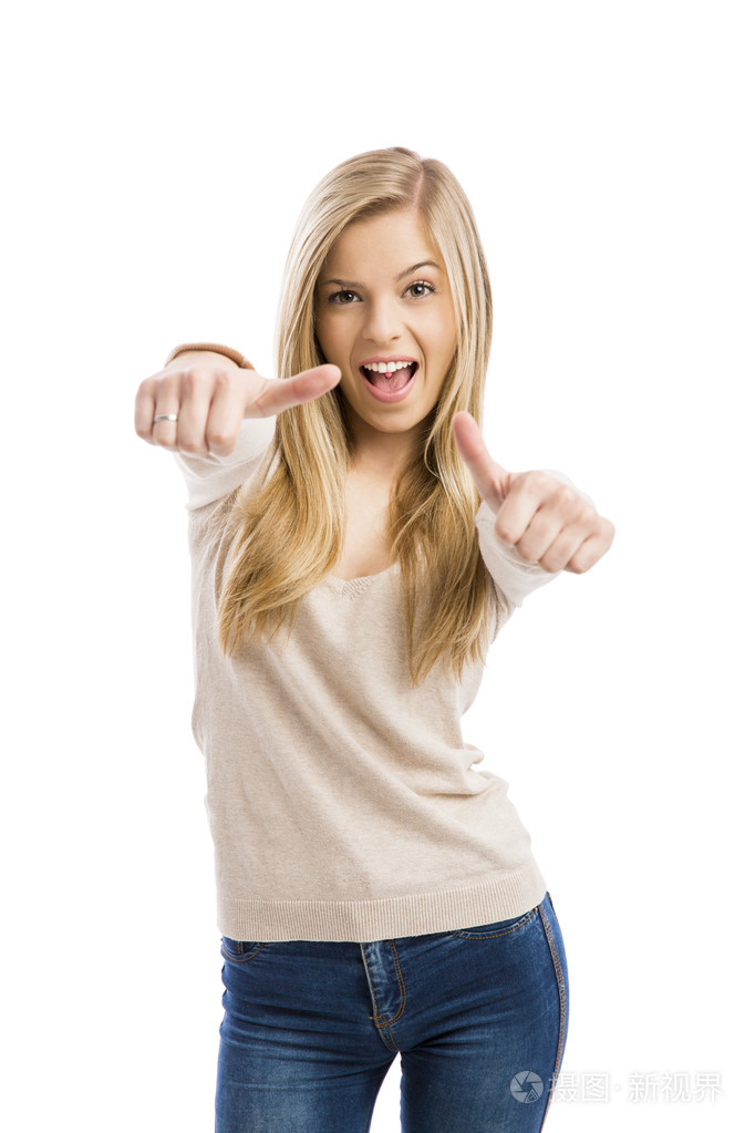 快乐的十几岁女孩竖起大拇指