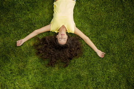 年轻女子躺在草地上