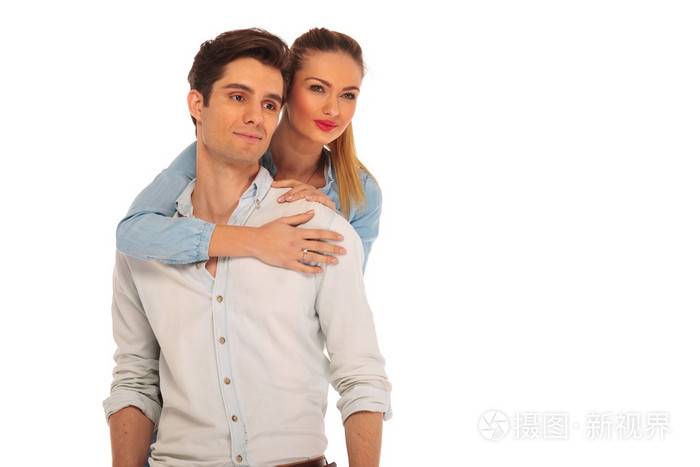 女朋友把男人抱在后面照片-正版商用图片1mejai-摄图新视界