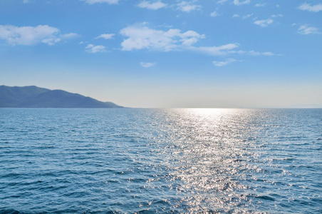 阳光海水和软天空蓝