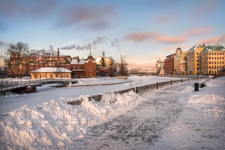 Yakimanskaya 路堤在冬天