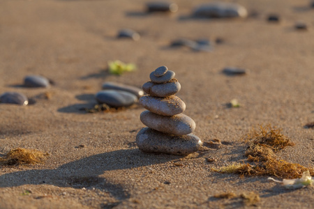 在海滩上的平衡石头