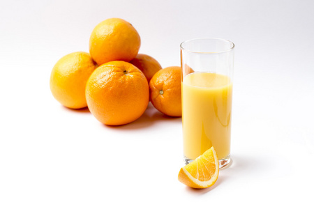 在玻璃片柳橙鲜桔子汁