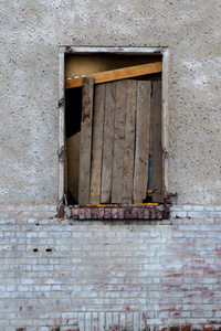 旧脏墙上的旧脏窗口