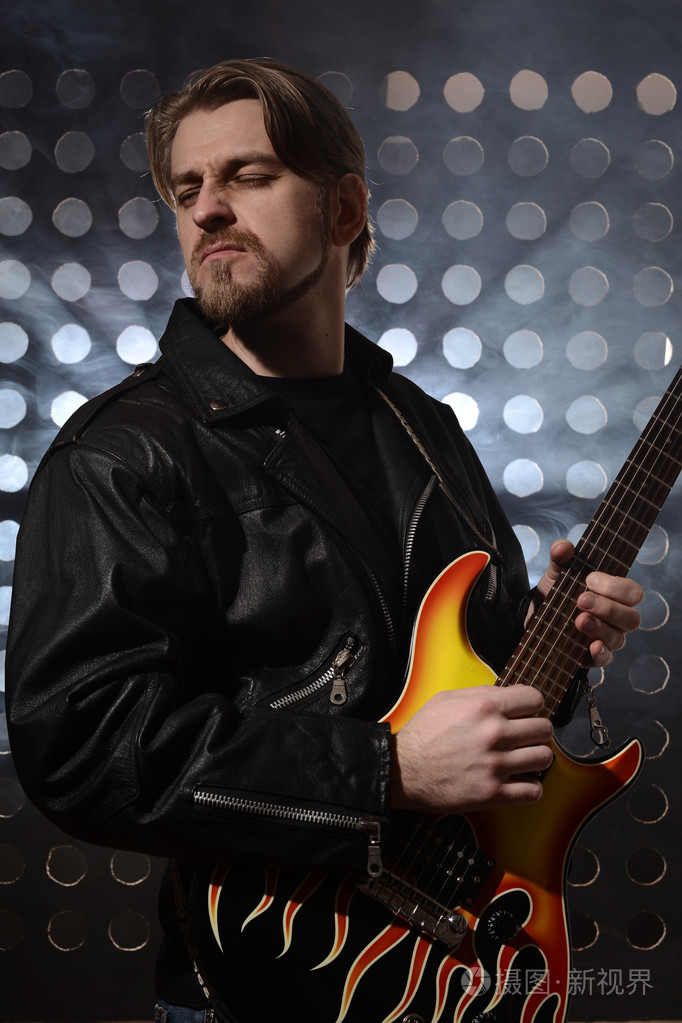 在雾中玩电吉他的摇滚吉他手