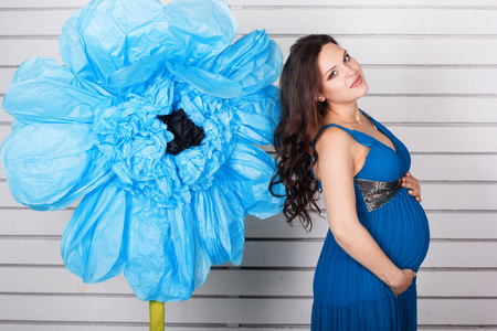 年轻的孕妇，一朵大蓝花