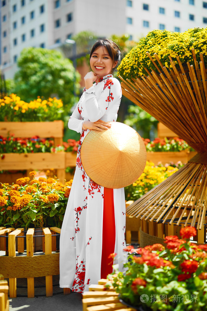 传统服装越南在民族传统的亚洲女孩