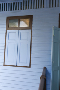 蓝色木制窗户的复古风格