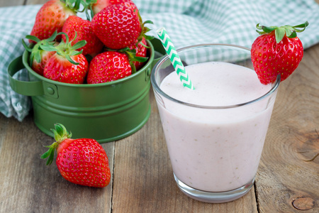健康的果汁与草莓 香蕉和酸奶在玻璃