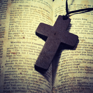 旧的耶稣受难像上一本旧圣经十字架照片