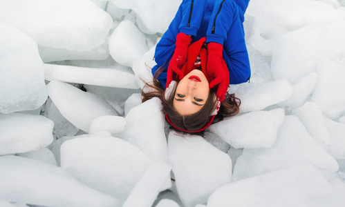 穿着连衣裙躺在雪地里的女人