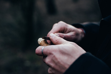 手用刀砍一根木棍图片