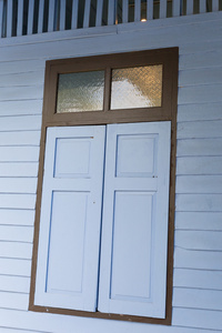蓝色木制窗户的复古风格