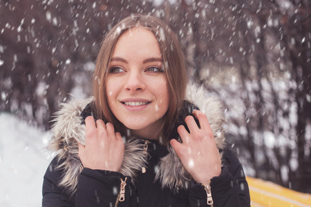 女人和冬天的雪