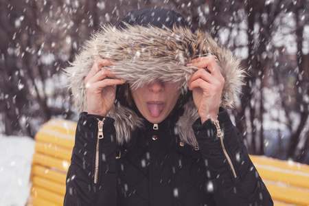 女人和冬天的雪