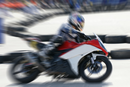 摩托车赛车高速运动
