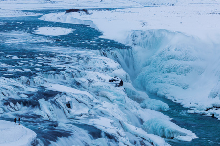 冬日里看来的间歇瀑布冰岛