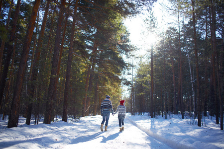 在冬季森林散步的夫妇