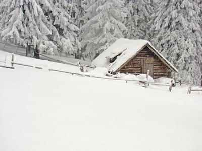 在山上的白雪覆盖的小木屋