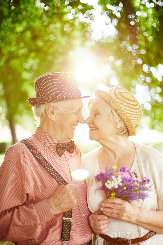 老年人热恋中的情侣