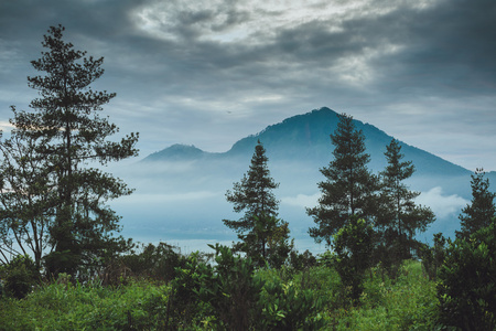 巴图尔火山和阿贡山景上午从金塔马尼