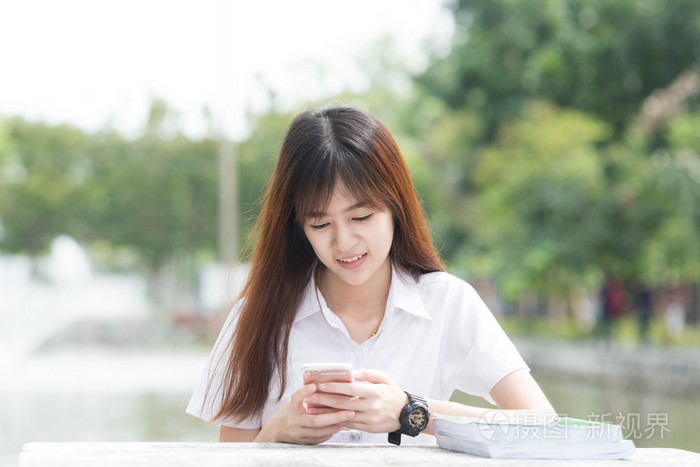 亚洲学生在大学中使用智能手机的制服