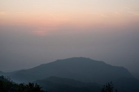 日出与山背景