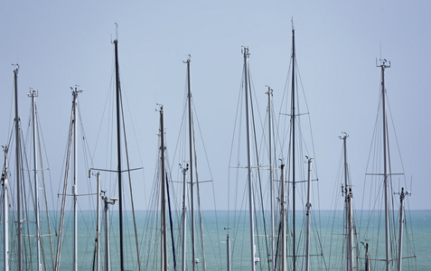 意大利 siciliy，地中海，玛丽娜迪拉古萨在码头帆船桅杆