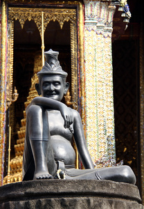 位于前方寺 扫管笏 phra keaw 泰国曼谷的隐士的雕像