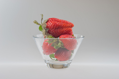 在一个玻璃碗中的新鲜草莓
