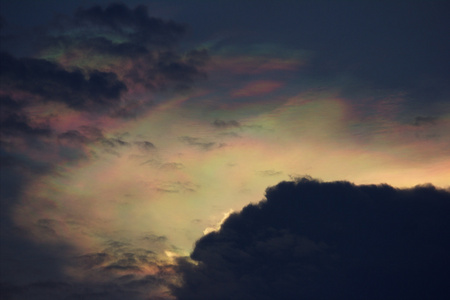色彩缤纷的天上的云