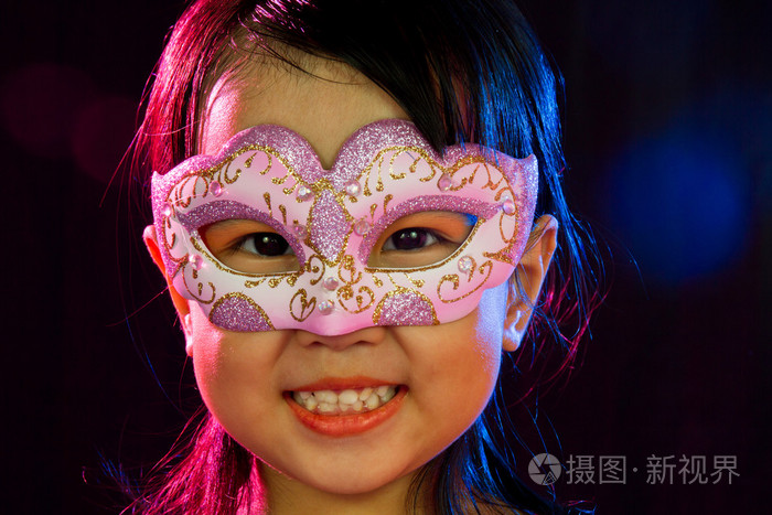 亚洲中国小女孩戴着面具