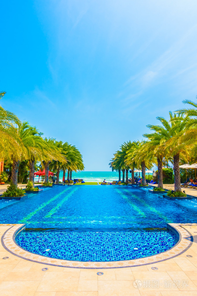 美丽的豪华游泳池