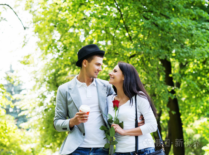 美丽对年轻情侣在公园里有个约会照片-正版商用图片1mf9wc-摄图新视界