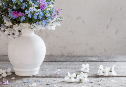 白色的花瓶里的花
