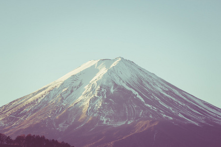 富士山特写镜头复古风格