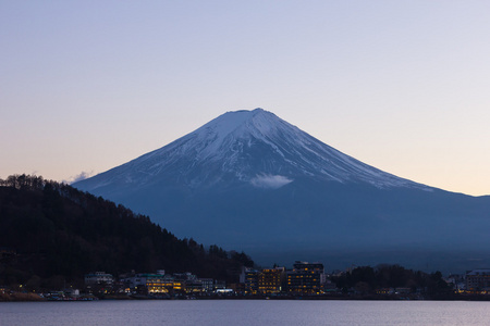 日本的富士山黄昏和川口湖市